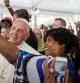 Francisco se hace una foto en el centro caritativo de la parroquia de San Patricio en Washington donde ha almorzado con 200 sintecho
