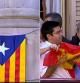 Alfred Bosch y Jorge Fernández Díaz cuelgan, respectivamente, una estelada y una bandera española en el balcón del Ayuntamiento de Barcelona