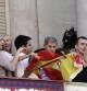 Pisarello, Fernández Díaz y Bosch forcejean con una bandera española en el balcón del Ayuntamiento de Barcelona