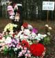 Varios ramos de flores recuerdan el lugar donde se halló el cadáver de Asunta, en un arcén de la pista forestal de Feros.