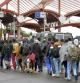 Refugiados que han llegado a Croacia caminan hacia la frontera con Hungría