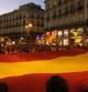 Un grupo de personas desplegó una gran bandera de España en la Puerta del Sol de Madrid, en contra de la independencia de Catalunya