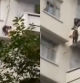 Una abuela descuelga a su nieto de un quinto piso para que pueda rescatar a su gato