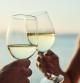 Brindando con vino blanco