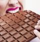 Mujer comiendo chocolate