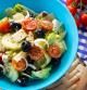 Es tiempo de ensaladas. Y una de las que nunca falla es la típica ensalada griega, ya que el sabor del queso feta es cada vez más popular. Se elabora principalmente con leche de oveja, aunque también admite la de cabra e incluso una mezcla de ambas.