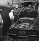 Unos operarios sacan del jardín de la familia Underwood el Ferrari Dino que se encontraba sepultado bajo tierra