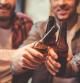 Hombres bebiendo cerveza