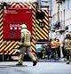 Efectivos de los bomberos trabajando en la nave de Badalona