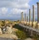 Ruinas romanas en Tiro, Líbano, con la ciudad actual a la izquierda