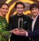 El jurado de 'Masterchef Junior 8' sostiene el trofeo antes de la final