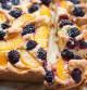 Pastel de moras y melocotón