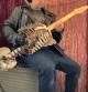 Convierte el esqueleto de su tío en una guitarra como homenaje a su amor por el heavy metal