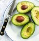 Aguacates cortados al medio