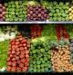 Verduras y frutas frescas en la sección refrigerada de un supermercado