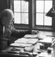 Winston S. Churchill (1874-1965) en su despacho