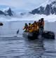 Un pingüino se salva de ser devorado por una orca saltando a un bote de unos turistas