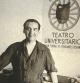 Federico García Lorca posa junto a un cartel de La Barraca durante una de las primeras giras de la compañía