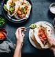 Una mujer prepara tacos veganos