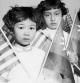 Niñas de origen chino en Chicago con banderas de Estados Unidos y China, 1929.