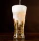 Una cerveza con la espuma derramada