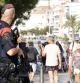 Un agente de los Mossos d'Esquadra en el Paseo Marítimo de Cambrils el día después del atentado