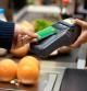 Un cliente paga una compra en el supermercado