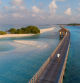 El puente peatonal que une las dos islas del hotel The Residence Maldives