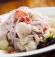 Cebiche peruano clásico, tal cual se prepara hoy en día con cebolla, boniato, maiz y limón