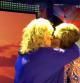 El apasionado beso de Lydia Lozano y Chelo: Así celebra Telecinco el día del orgullo