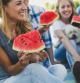 Grupo de amigos comen sandía en una tarde de verano