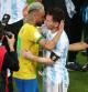 Neymar y Messi se funden en un abrazo