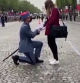 Un soldado francés pide matrimonio a su novia momentos antes de desfilar en el Día de la Bastilla
