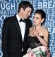 Ashton Kutcher y Mila Kunis en Mountain View, California