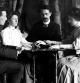 Dos hombres y dos mujeres en una sesión de espiritismo hacia 1910.