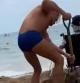 El bonito gesto de un hijo para que su madre en silla de ruedas pueda acceder a la orilla de la playa