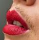 Una influencer lucha contra los estándares de belleza presumiendo de bigote y acné