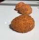 Hay pocas preparaciones tan sabrosas y versátiles como las croquetas. Aunque lo habitual es hacerlas con sobras de carne, no pierdas la oportunidad de prepararlas con otros ingredientes, como unos buenos langostinos. Miquel Antoja te enseña su receta de croquetas de marisco paso a paso, que las acompaña con un vaso de mate bien frío. ¡Ponte manos a la obra!
