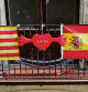 foto XAVIER CERVERA 10/10/2017 unos turistas pasan bajo un balcon con las banderas espanolas y independentista con un 'I love you' entremedio, en el carrer del Carme, barrio del Raval, Barcelona
