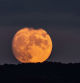 La última luna llena del verano vista desde Torelló.