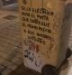 La frase poética escrita en un contenedor del barrio de Malasaña que triunfa en redes sociales