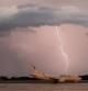LV_El momento en que un rayo impacta sobre un avión en el aeropuerto de Barcelona