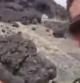 Burla una zona restringida para grabarse tocando una piedra volcánica “recién salida del horno”