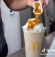 Se venga de un cliente de McDonald's poniéndole salsa agridulce al helado y le echan