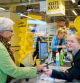 Una iniciativa holandesa apuesta por los cajeros de supermercado para combatir la soledad