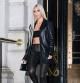 Kim Kardashian sale de su hotel de Nueva York con el controvertido look