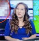 Imagen de la meteoróloga de la cadena KREM y un video pornográfico sobre su cabeza
