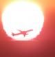 Avión al amanecer bajo el efecto Omega del sol.