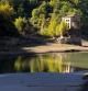 El monasterio reflejado en el embalse con menos agua.