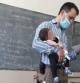 Un profesor enamora a las redes cuidando el bebé de una alumna para que pueda seguir estudiando